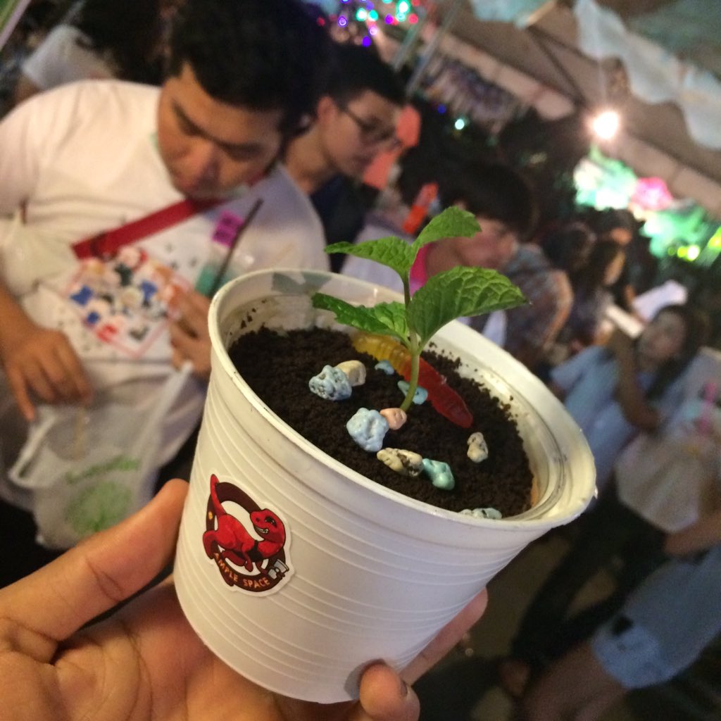jtrw6717's tweet image. ไอศกรีมกระถางต้นไม้ 🌳 อร่อยมากกกกก #AMPLESPACE #งานเกษตรแฟร์2559 #อร่อยไปแดก งานพรุ่งนี้วันสุดท้ายแล้วน้าาา รีบๆมา