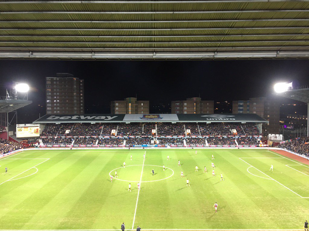 Reisen_jv's tweet photo. #West Ham United vs. Aston Villa. #London #BoleynGround #lastseason. Of course with @Falsanu https://t.co/Zq0oE3HJ79