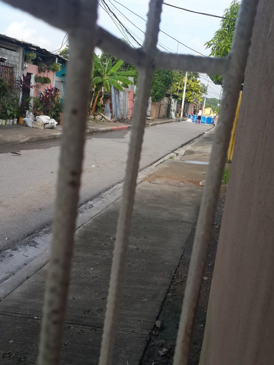 d03fe3734bb44f7's tweet photo. Que opinan de esto calles serradas por que son los dueños de la calle https://t.co/2ruKy157nu
