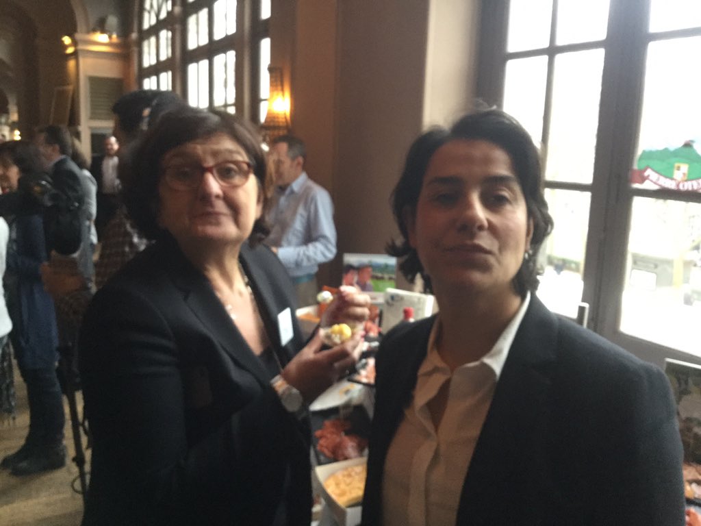 SokJmb's tweet photo. Au Trianon #capsurparis nos basquaises au buffet. Après l'effort le réconfort https://t.co/SumXg6wUCQ