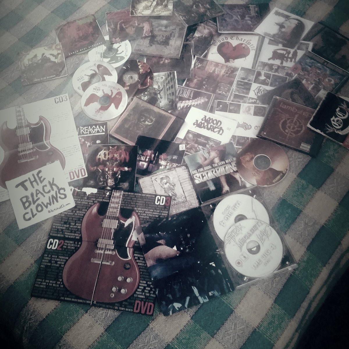 chema_snake's tweet photo. Mi life 👌💀💓 #ACDC #GoodCharlotte  #LedZeppelin #scorpions #slayer #Metallica #antrahx #Megadeth #Amputated ......... https://t.co/Mks8mDNJRS