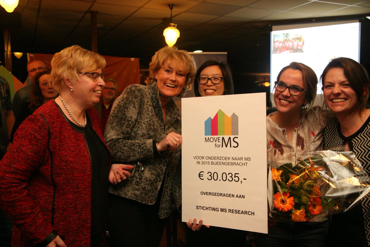 ErasMS's tweet photo. #Danielle v Pelt en Yuyi Wong ontvangen cheque voor kinder #MS onderzoek @ErasmusMC #ErasMS, @MoveForMS: Bedankt!! https://t.co/RoxWglWXFI