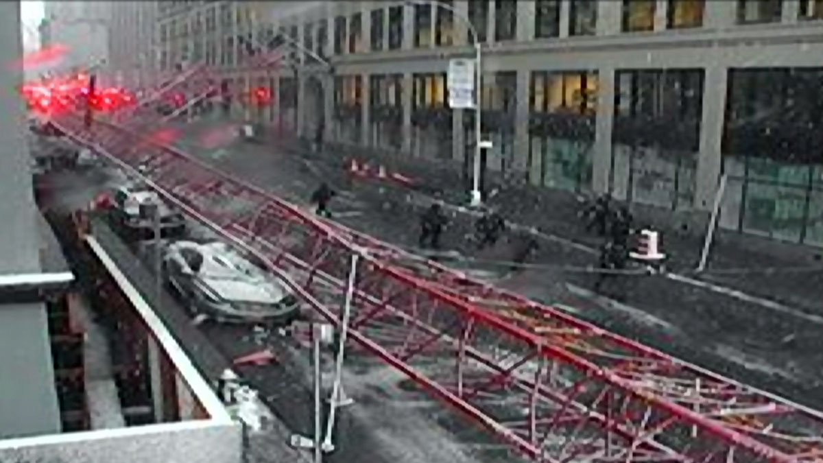 NBCNewYork's tweet photo. #BREAKING: Major crane collapse reported in lower Manhattan, authorities say https://t.co/FmdyAi1B2Z https://t.co/VgnkHe0UKr