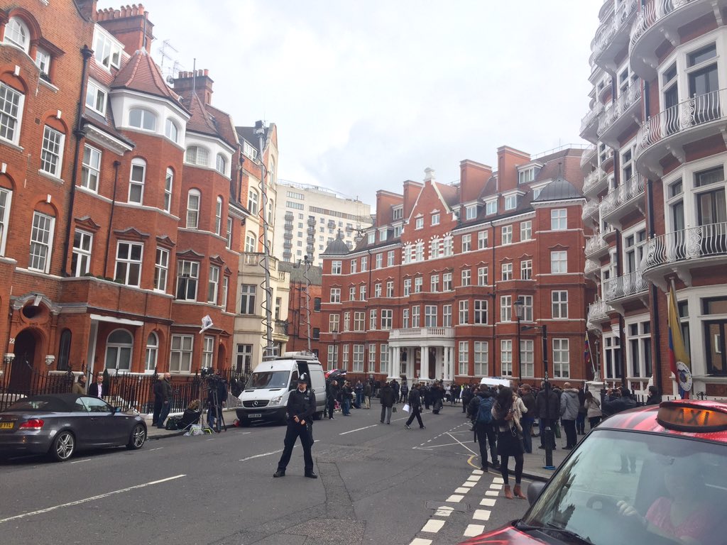 marksutton65's tweet photo. Here's the view of #embassy #equadorian #julianasange inside the media awaits his exit! #press #cameraTv #Tv #media https://t.co/NXtBRpzWM3