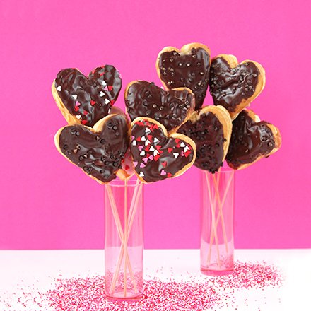 dunkindonuts's tweet photo. 🍩💐🍩💐🍩💐🍩💐🍩💐 #HeartShapedDonuts https://t.co/1f4y1Buqb2
