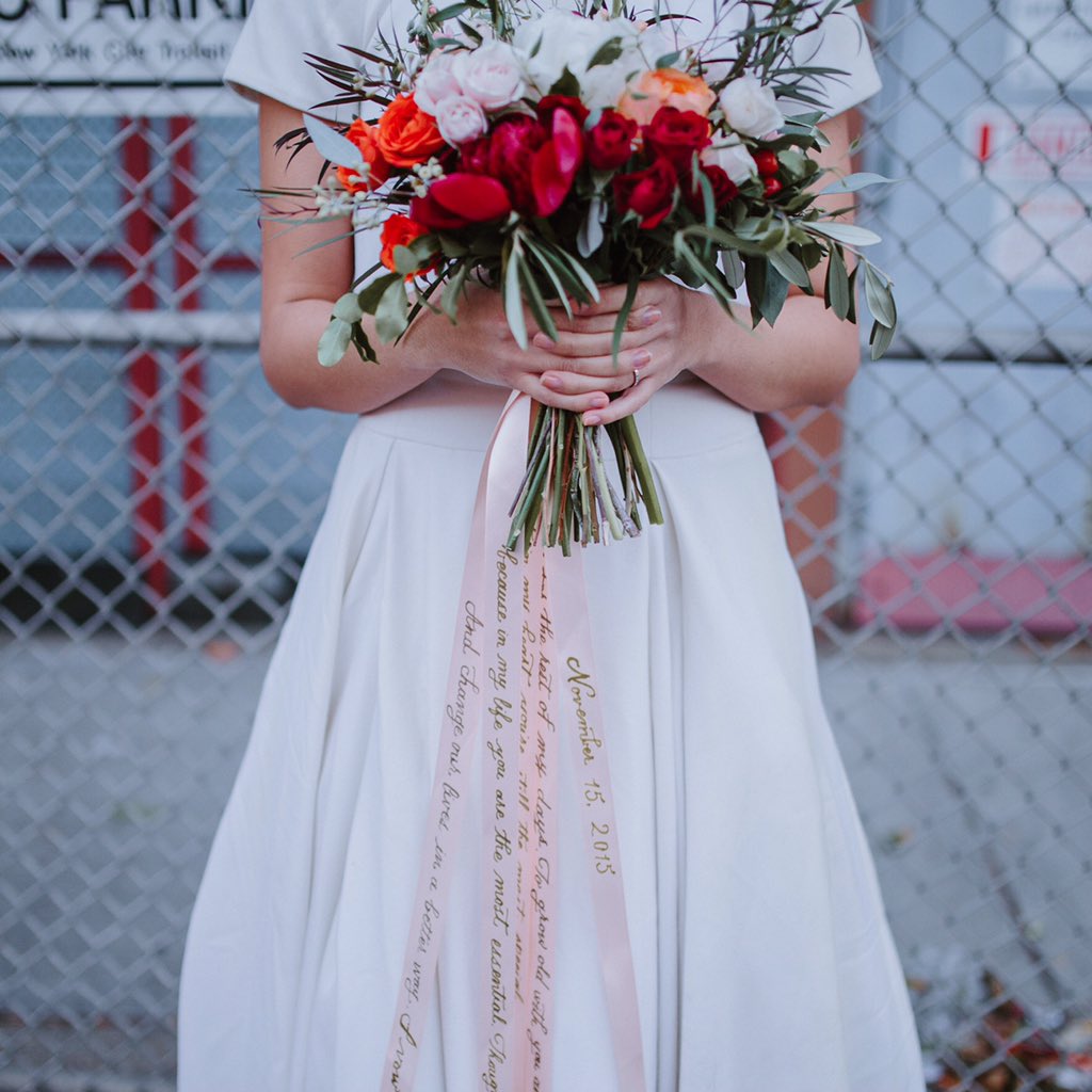 Major #weddingvows and #weddingbouquet inspiration on the blog! How lovely is this #weddingidea ? 💐❤️