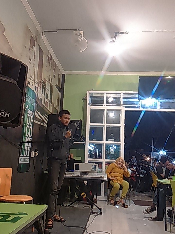 Komika ketiga dari <a href="/StandUpIndoMRS_/">StandUpIndoMRS</a>  yg jauh2 datang ikut openmic <a href="/StandUpIndoMKSR/">StandUpIndoMKSR</a> ....  👏👏
