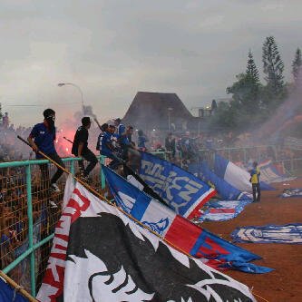 𝕊𝕋𝔸ℕ𝔻 𝕐𝕆𝕌ℝ 𝔾ℝ𝕆𝕌ℕ𝔻 👊 tweet media