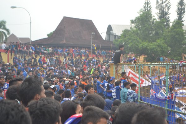 𝕊𝕋𝔸ℕ𝔻 𝕐𝕆𝕌ℝ 𝔾ℝ𝕆𝕌ℕ𝔻 👊 tweet media