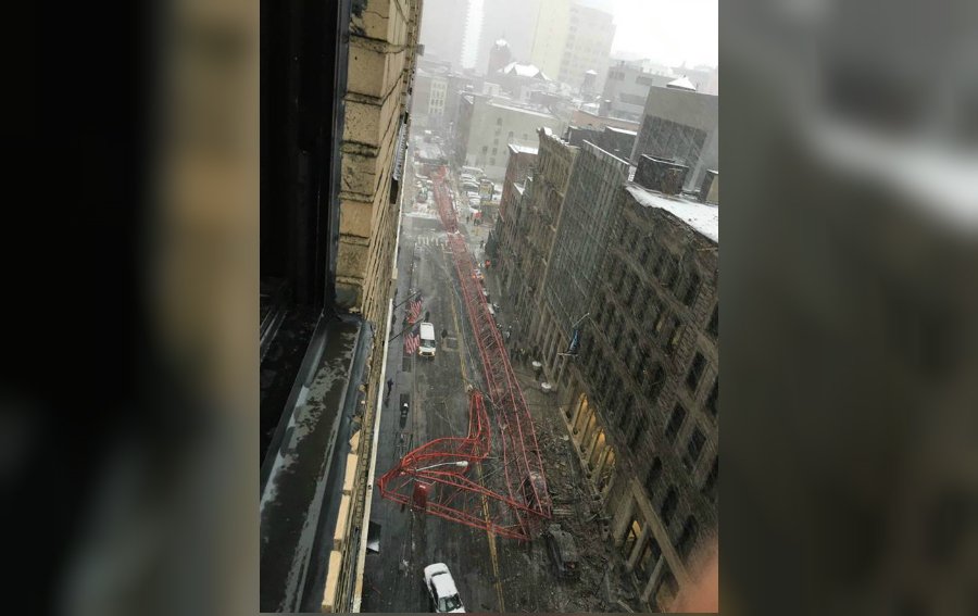 CNNEE's tweet photo. #LoNuevo Al menos una persona muerta tras el colapso de una enorme grúa en Manhattan https://t.co/PGsWbPrwc4 https://t.co/x1OHegKL8S