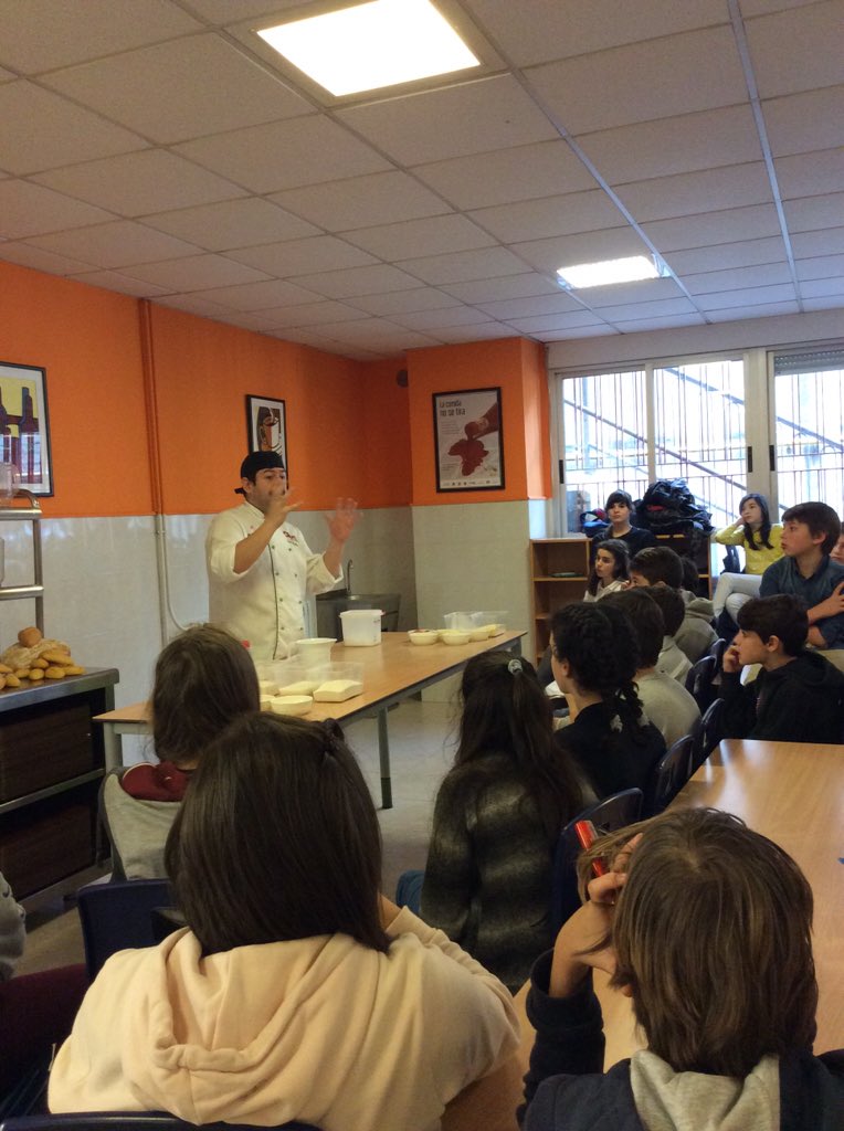 1ESOAuseva's tweet photo. Cholo comienza explicando la fermentación y nosotrs le ayudamos! #lafabricadepanauseva #ABPAuseva #compostelaenruta https://t.co/SsEhPd9f6h