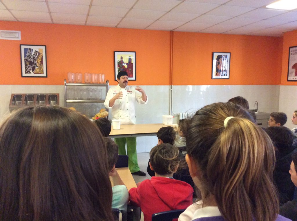 1ESOAuseva's tweet photo. Cholo comienza explicando la fermentación y nosotrs le ayudamos! #lafabricadepanauseva #ABPAuseva #compostelaenruta https://t.co/SsEhPd9f6h