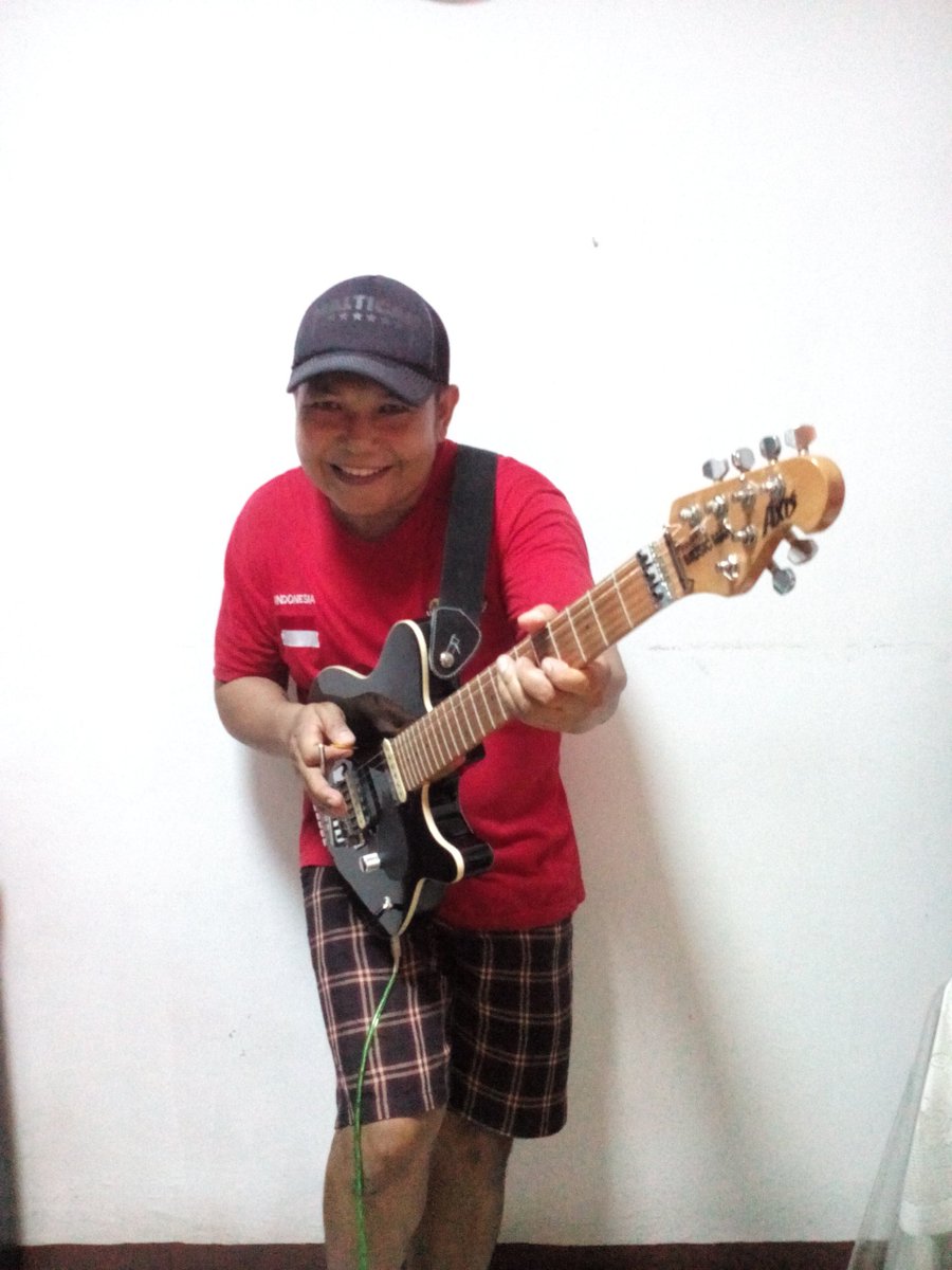 pengen rasanya aku bermain gitar bareng Om setiawan djodi, karena aku ngefen banget sama Om setiawan djodi