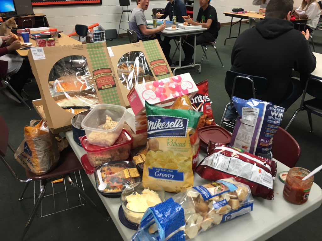 RyleMarketing's tweet photo. Super Bowl party #1. #awesomeclasses #sportsmarketing #SuperBowl https://t.co/sW4Ipe3nlA
