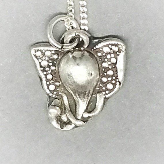 MaisyPlum2's tweet photo. Handmade Sterling Silver Elephant Pendant Necklace https://t.co/Lwkti82yNS #jewelry #dressedupforwork #etsy https://t.co/KBcvlPIHum