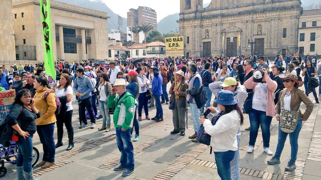 HOLLMANMORRIS's tweet photo. Ciudadanos exigen a Peñalosa mantener #TerritoriosSaludables, programa que logró 0 niños muertos por desnutrición. https://t.co/TmpYPkHRCM