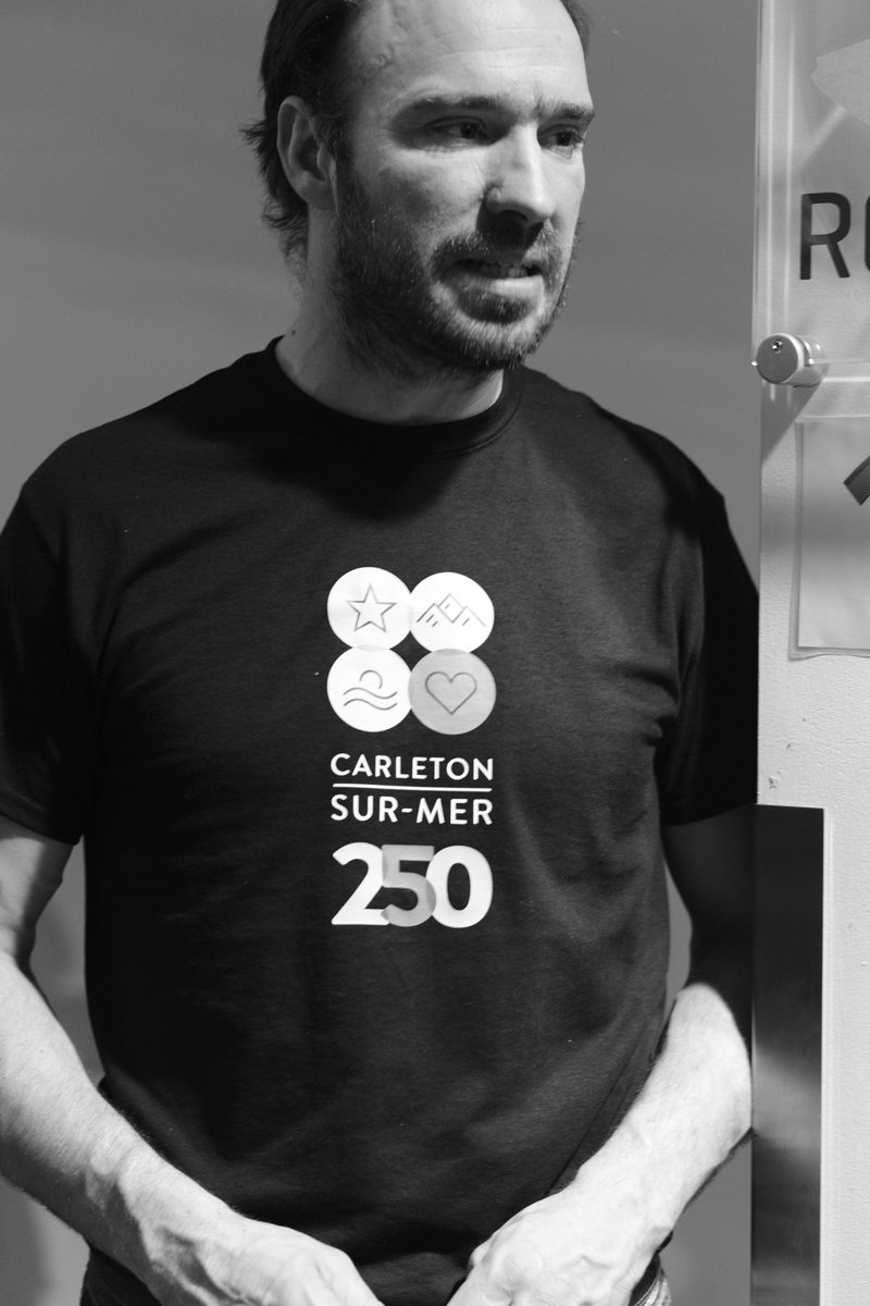 250eCarleton's tweet photo. Dévoilement des couleurs des célébrations du 250e hier soir au Quai des arts! #monpremierTweet #250carletonsurmer https://t.co/tFr8zjx0r7