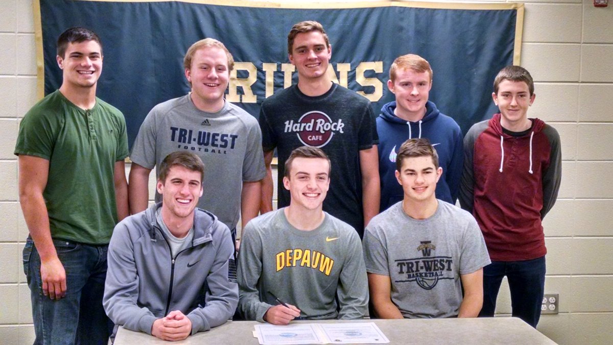 triwestsports's tweet photo. Nick with teammates. https://t.co/7XdbW63FKF