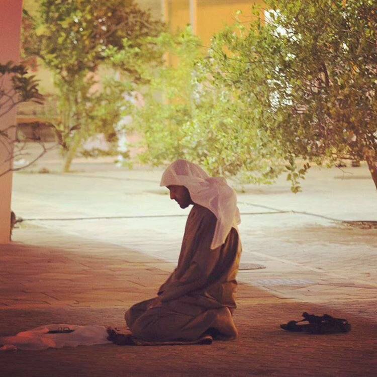 MSDAR_NEWS's tweet photo. كل شيء يفنى في الحياة ، كل شيء ليس مهماً اذا جاء وقتها ، هي لحظة تجلٍ بين يدي رب العباد وما أجملها من لحظة ❤️ https://t.co/ve0omWPMGs