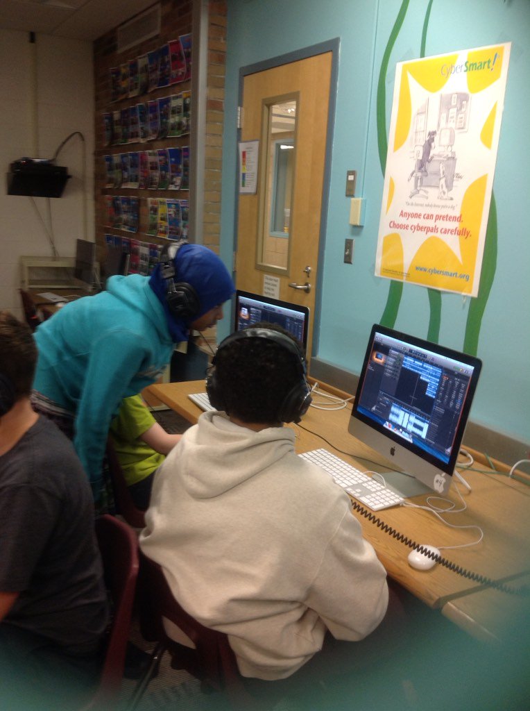 Fossum1stGrade's tweet photo. 5th graders are being technology explorers and teaching each other how to use GarageBand. https://t.co/AV8CRb6mkW