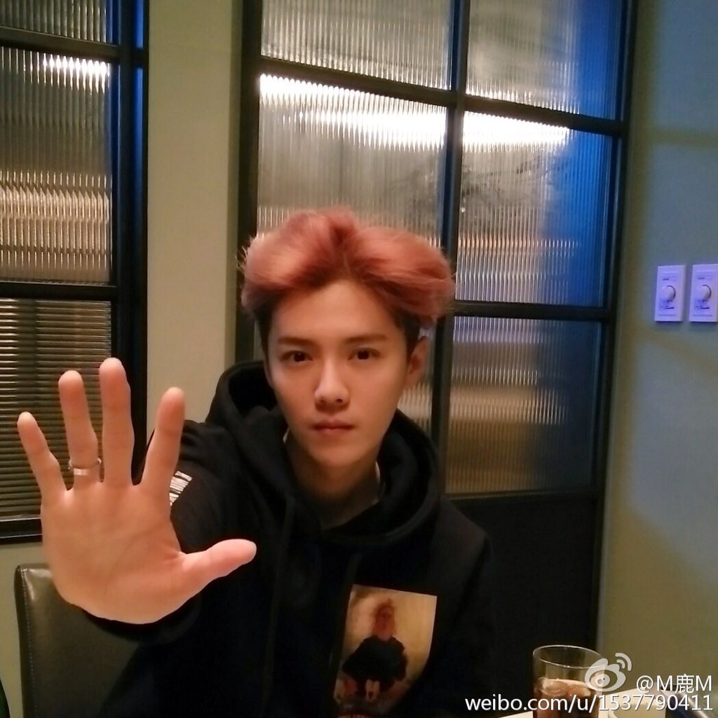 LUHANMAMA's tweet photo. 160205 #LUHAN Weibo Update: ถอดเสื้อโค้ทออกแล้ว วันนี้เป็นวันศุกร์สุดท้ายของปีแพะครับ ฮ่าฮ่า
https://t.co/ZOm2gj0j0f https://t.co/PSd9mOLKCG