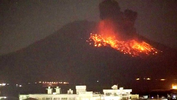 Eruption encours d'un volcan au Japon :  Sakurajima