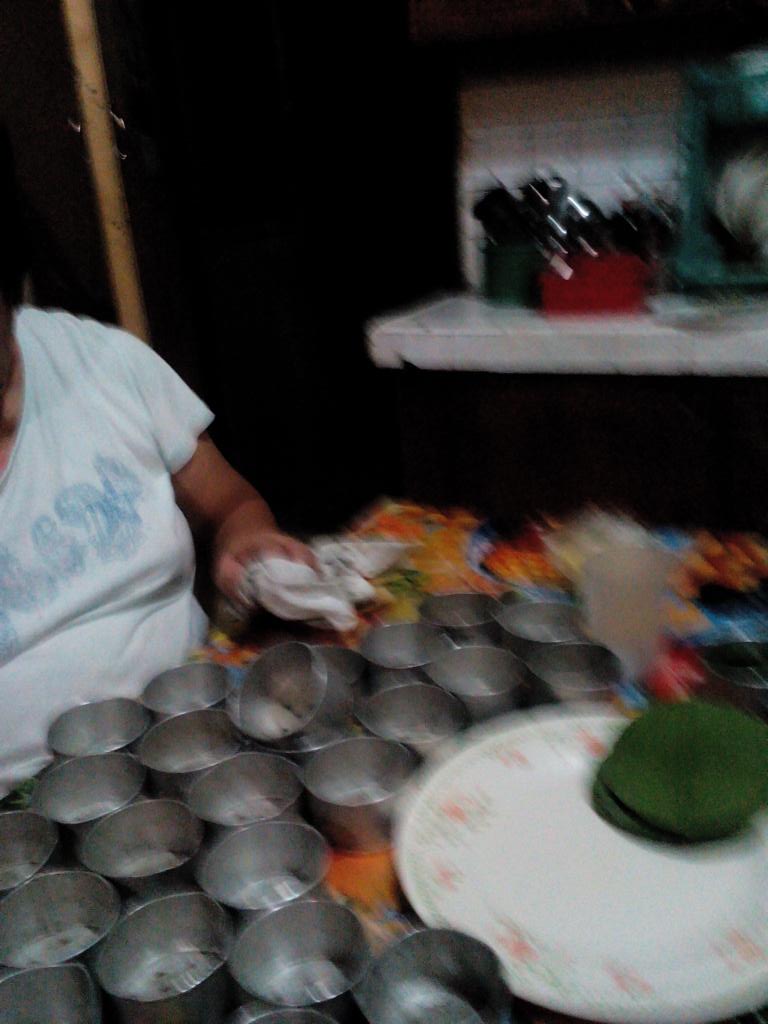 shungreyna's tweet photo. Priorities. Nanay needs me. Wait lang anay kamo ha. 400 ka puto ja ubrahun namon. #Bismud https://t.co/ZMijdk0gXa