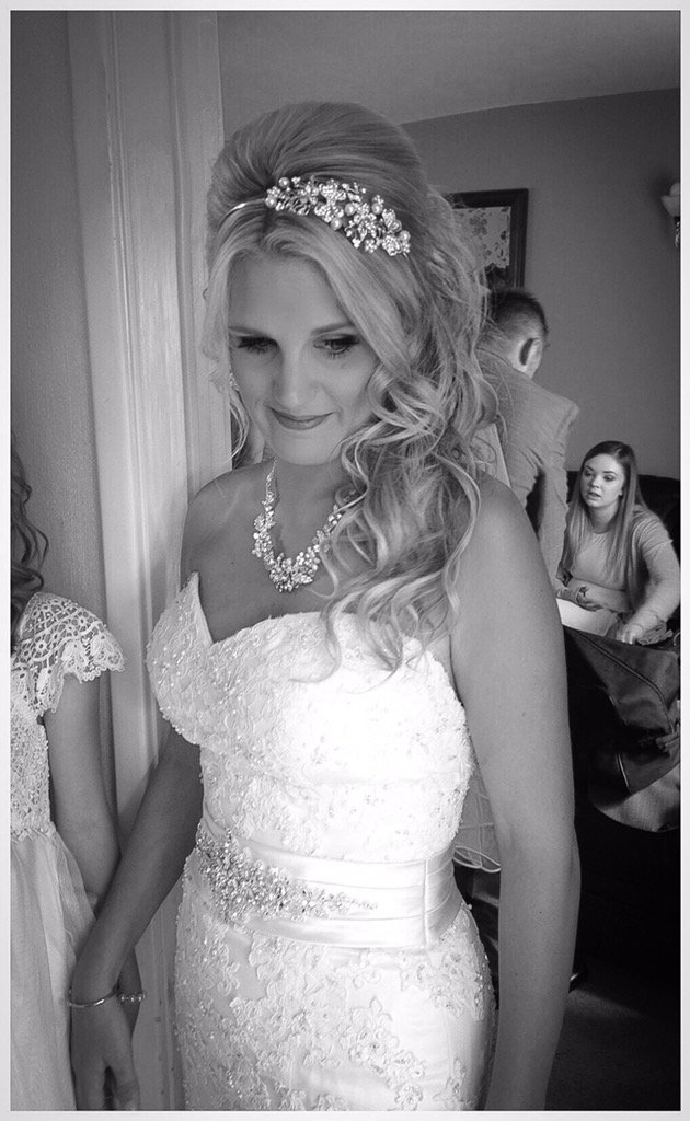AdeleHack's tweet photo. Lisa's bridal hair by Adele Hack https://t.co/YOCNpYSWWX