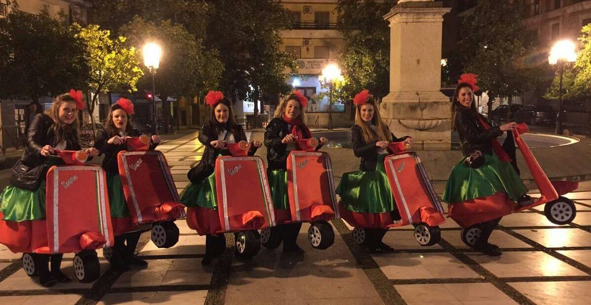 mhs00002's tweet photo. Arrancamos el carnaval, sube que te llevo en mi vespa!! #zapeando550 https://t.co/bVJgXPTriY