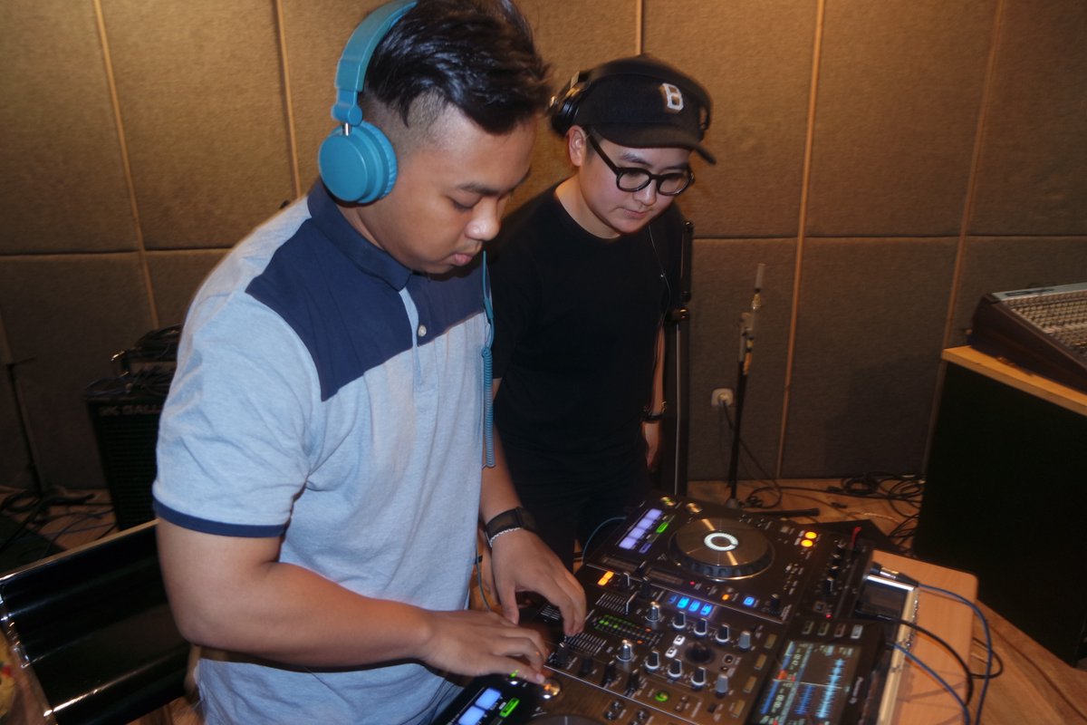 Live from #OZDISCOLAND Studio, OBLONGATA from MetronoM DJ School! Video streaming on zeemi.tv