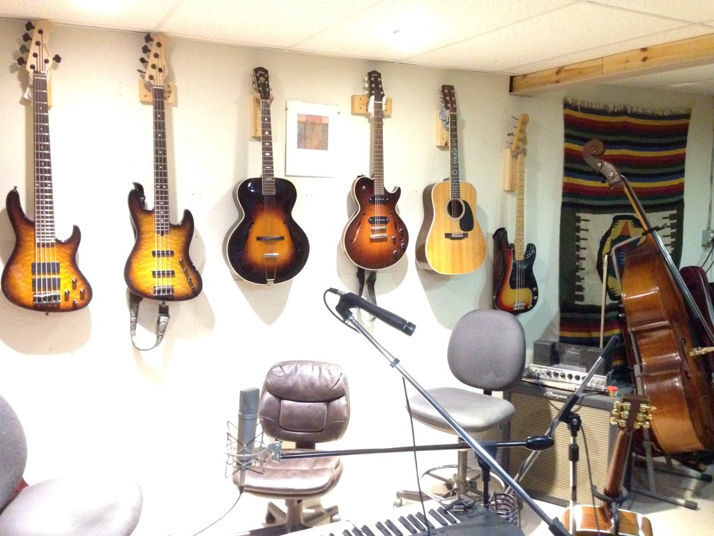 TopazRaiders's tweet image. 5 &amp;amp;.4 str Sadowsky NYC basses, 1932 Gibson L-7, Collings dlx mahogany SoCo, CF Martin custom D-35, 1975 fender PBass