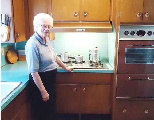 RetroRenovation's tweet photo. 58 years in the same kitchen -- the story of Judy's mom Doreen. https://t.co/0HjnNvHUuE https://t.co/fe5skomfrl
