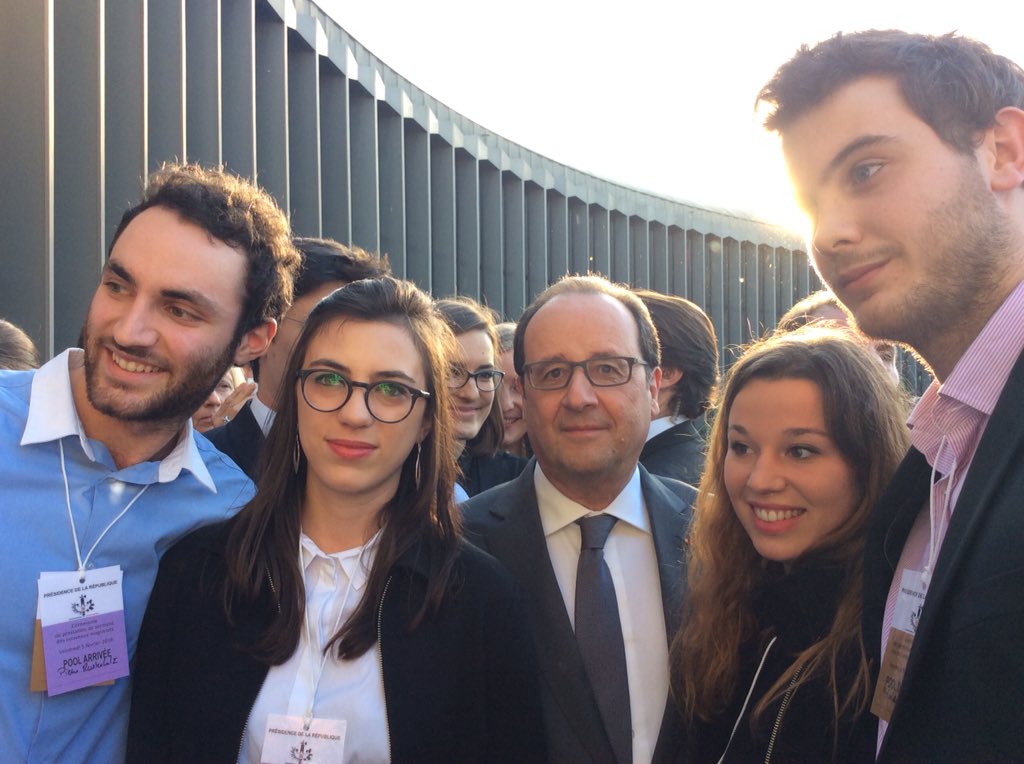 Elysee's tweet photo. Le président @fhollande remercie les étudiants de @ScPoBx qui ont géré le compte @Elysee aujourd'hui #DirectPR https://t.co/HL2TViVzbS