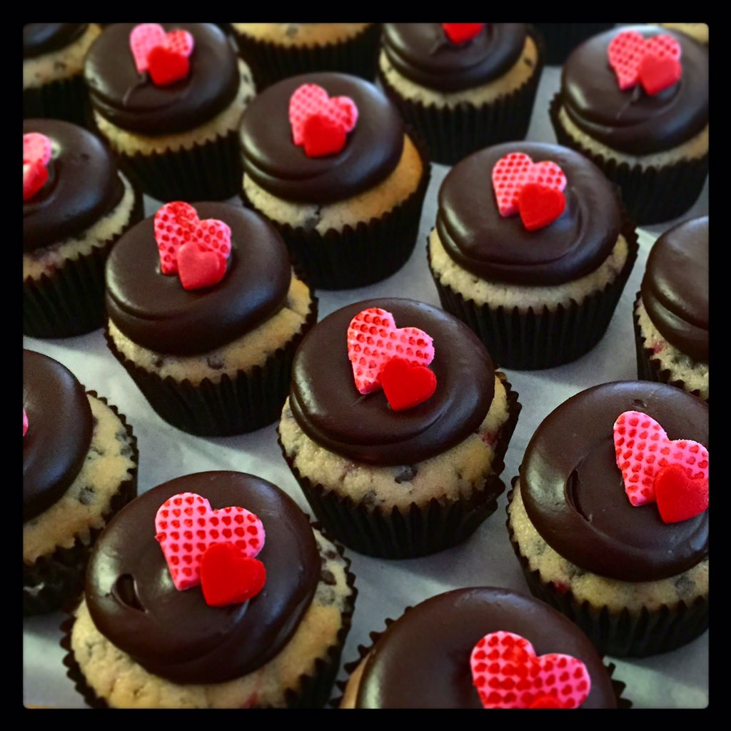 GTownCupcake's tweet image. TGIF! 😍 #raspberrychocolatechip #februaryflavors #georgetowncupcake
