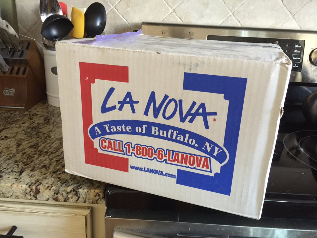 ccrowell33's tweet photo. For when you absolutely must have real #chickenwings in #Virginia #lanova #Buffalo #IMissBuffalo #murica #food https://t.co/aCZNNaogYO