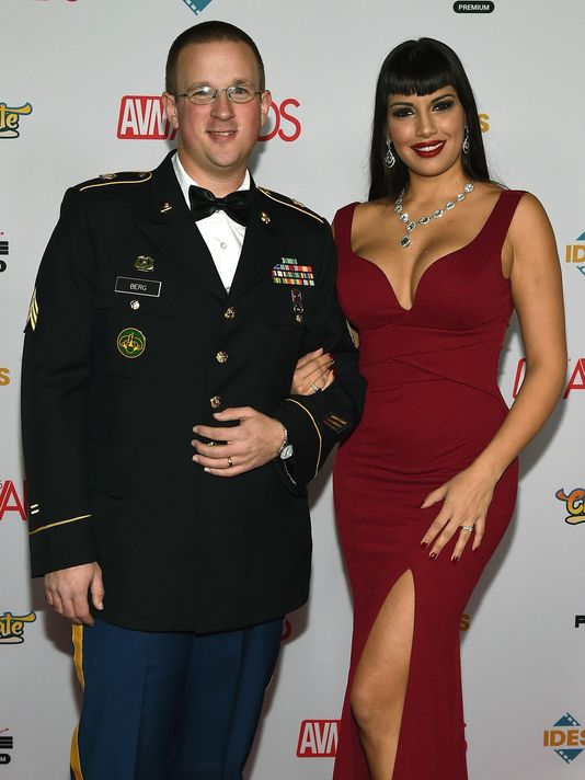 Porn star takes army sergeant to industry award show