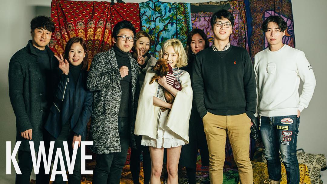 Taegangersbr's tweet photo. [#FOTO] Taeyeon na sessão de fotos para a revista K Wave https://t.co/5LNrVBtman