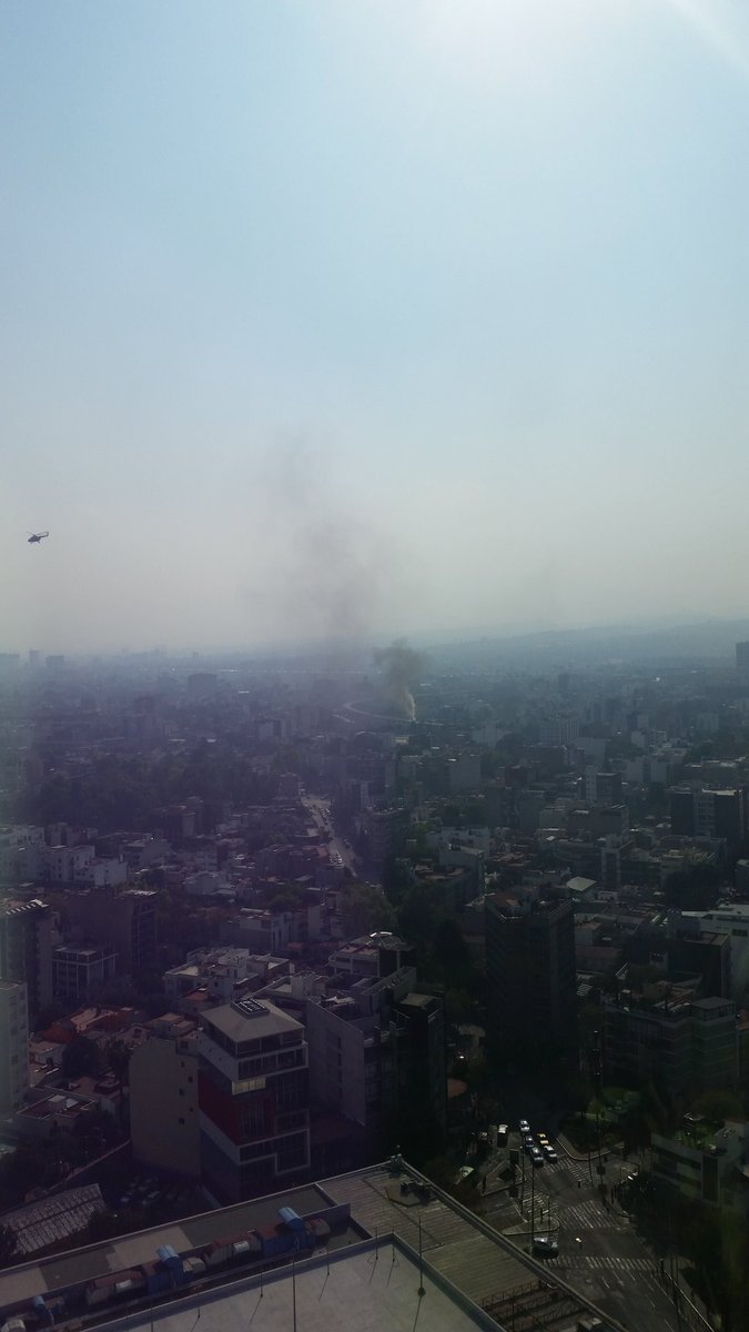 Se incendia camioneta en segundo piso de Periférico - Cae0JkwVAAAdbn8