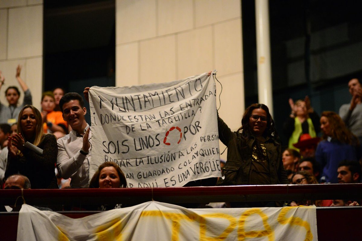 RdeSerpentina's tweet photo. Protesta sobre la venta de entradas en la pausa entre @murgalmaridi y @LasChimiXurris  #COMBA2016Final https://t.co/pgtslQh6q0