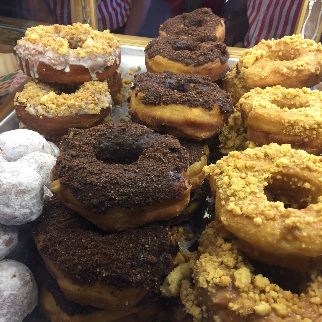 levieuxmontreal's tweet photo. @JTMEC commence aujourd'hui ! Attentions aux rages de sucre. Ici, les beignes de @CremyPatisserie https://t.co/mDYIM7UNVt