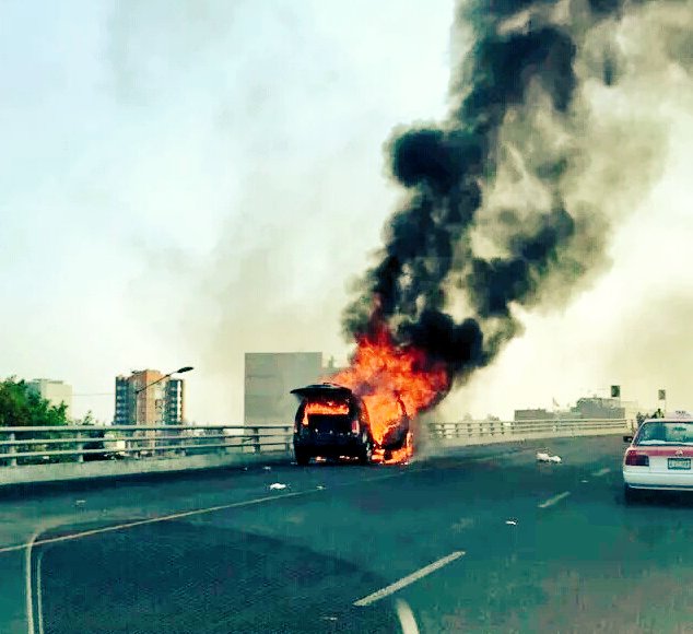 Se incendia camioneta en segundo piso de Periférico - Cae39qaUsAI-7xe