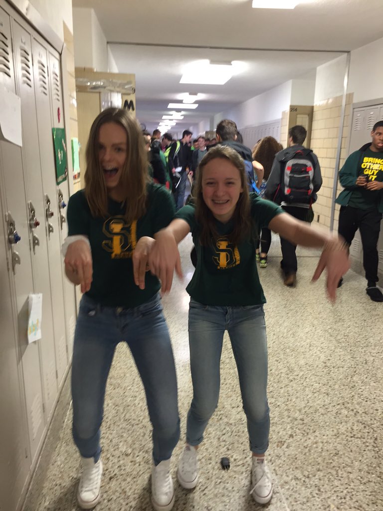 KATIESandgents's tweet photo. wow #twinning #schoolchic @CePearce12 https://t.co/9190J3VpKs