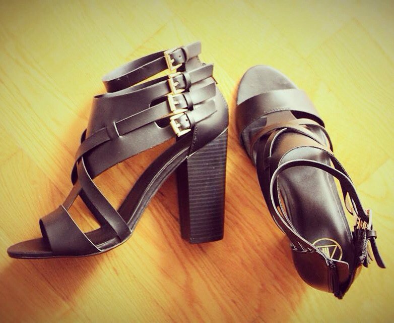 watabout_gr's tweet photo. Thinking of sunny days &amp; shoes on a rainy night in pj's! #shoeporn #caprigirl #blog #blogger #fashion @Missguided https://t.co/Y0f5RhkARB