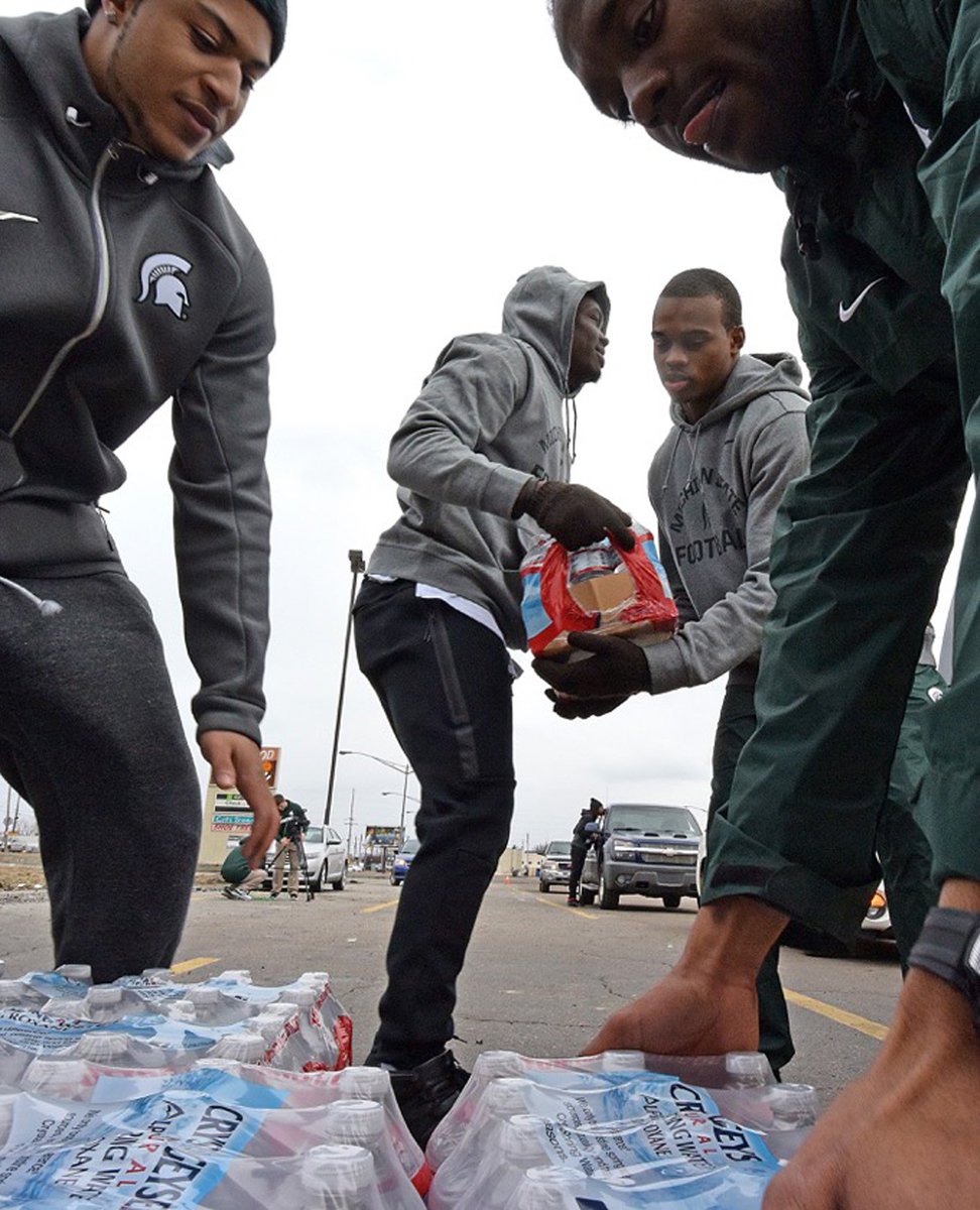 MSU_Football's tweet photo. MSU alum &amp; @HoustonTexans Keith Mumphery joined WR Cam Chambers in distributing water &amp; recycling bags in Flint Fri. https://t.co/QGchPrVl7l