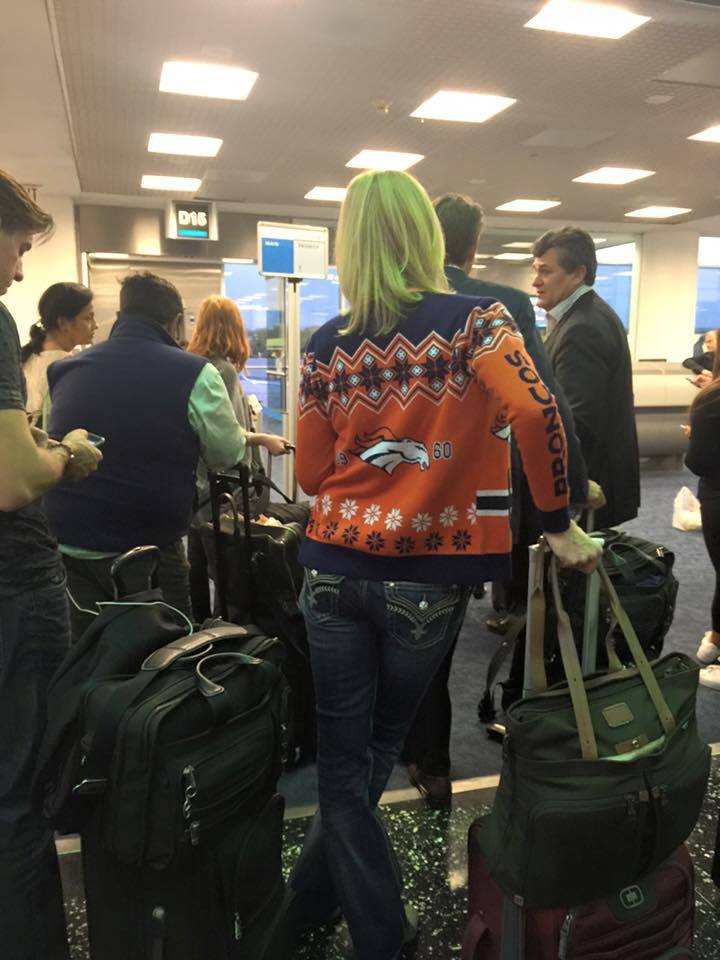 AnaJurka's tweet photo. Rumbo a #SanFrancisco para el #SuperBowl50 . A quien creen que le va ella?! Jaja #DenverFans https://t.co/1WJf2TSl26