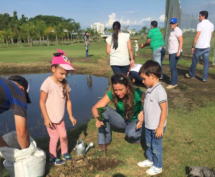 EcuaSuiza's tweet photo. Utilizamos materia orgánica para reducir la huella de carbono. #ViernesVerde #CarbonoNeutro #Greenet #YoSiembro https://t.co/TCZ1fJ8ILp