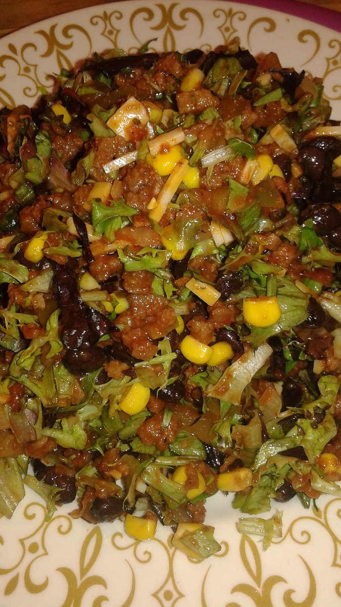 ReformedFatgirl's tweet photo. Taco salad! Mixed greens, corn, blk beans, boca crumbles, Colby Jack, and salsa! #ShredDiet #ShredWorks #EatHealthy https://t.co/ZFpBSucqK6