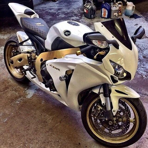 StreetBikeKingz's tweet photo. White and Gold CBR https://t.co/UAgNw2okHf