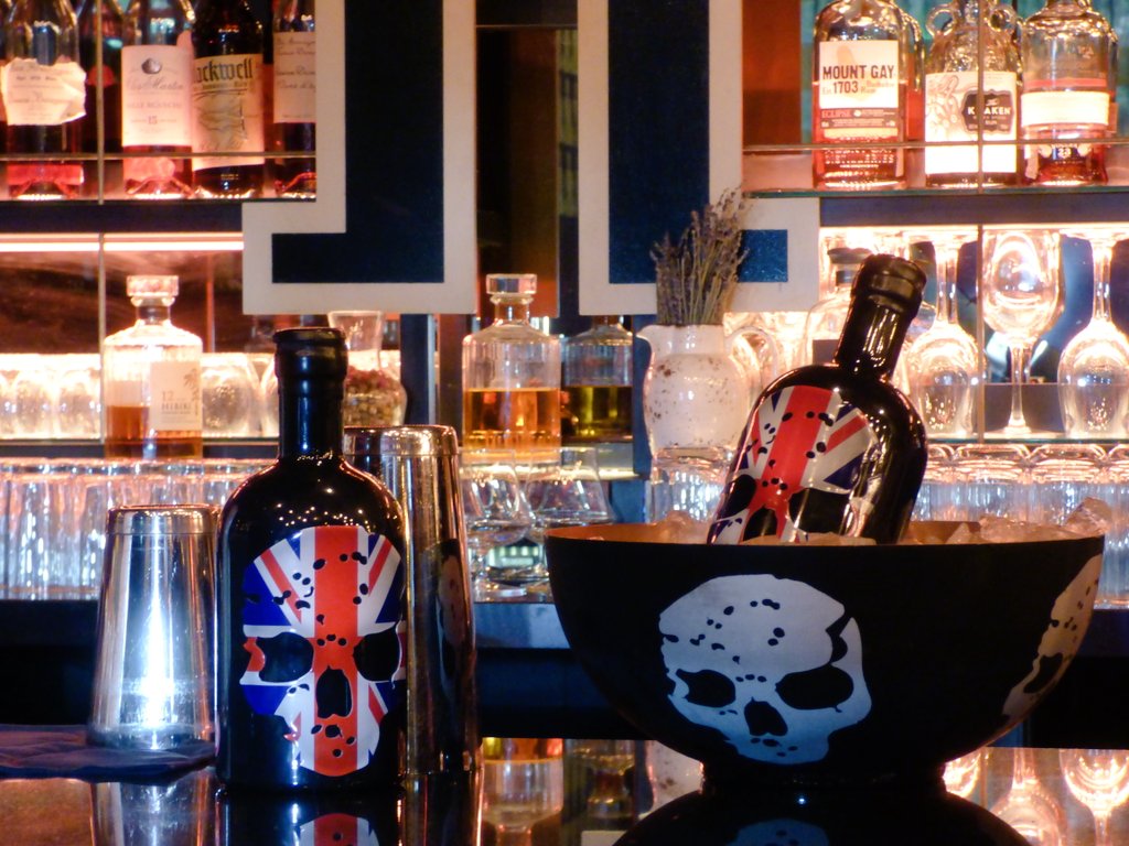 VodkaGhost's tweet image. @BarandBeyondChe this has to live (no pun) on your bar #dangerouslybritish #musthave #VodkaCollection #cocktailporn