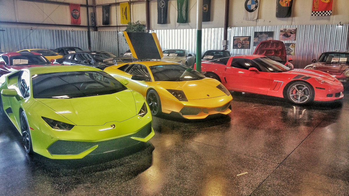 dreammakersfw's tweet photo. It's a stoplight #frontendfriday today! Which would you choose? #ftwayne #lamborghini #corvette #huracan #murcielago https://t.co/si14r8tuPp